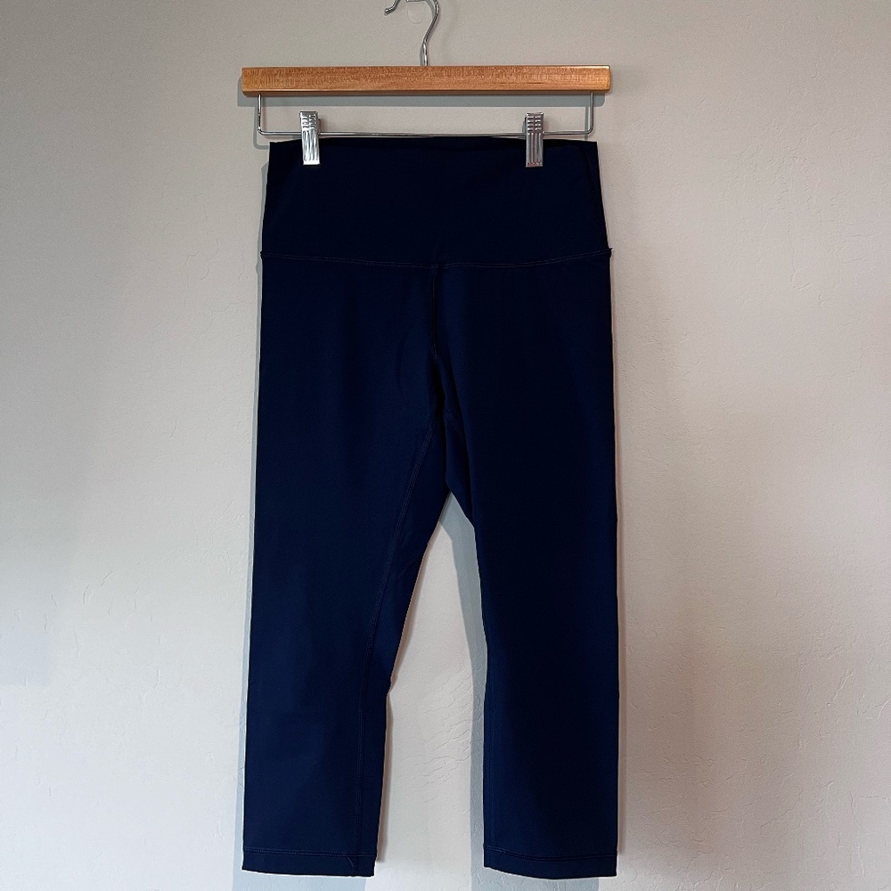Lululemon cropped LUXTREME wunder under Navy Blue Size 8